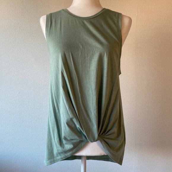 Beachbody Tops - NWOT Beachbody Green Twist Tank Top